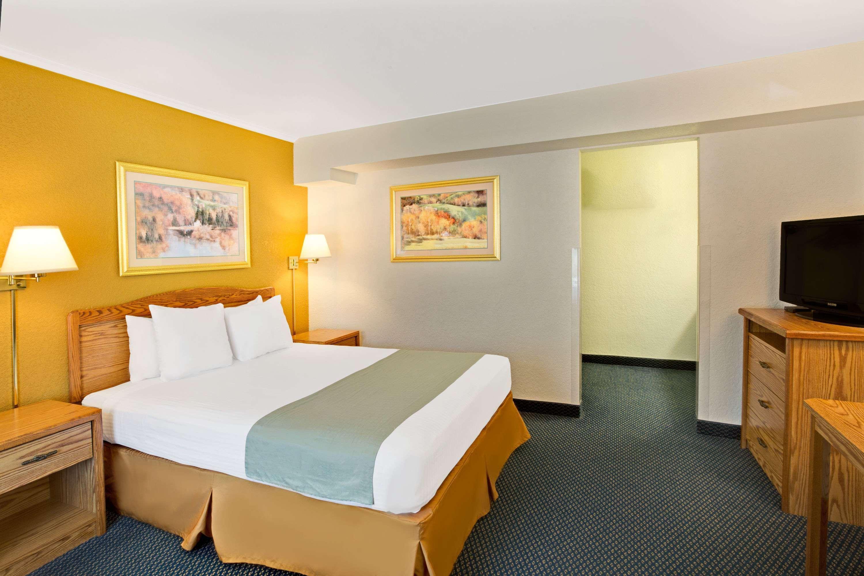 Travelodge By Wyndham Rapid City Exterior photo